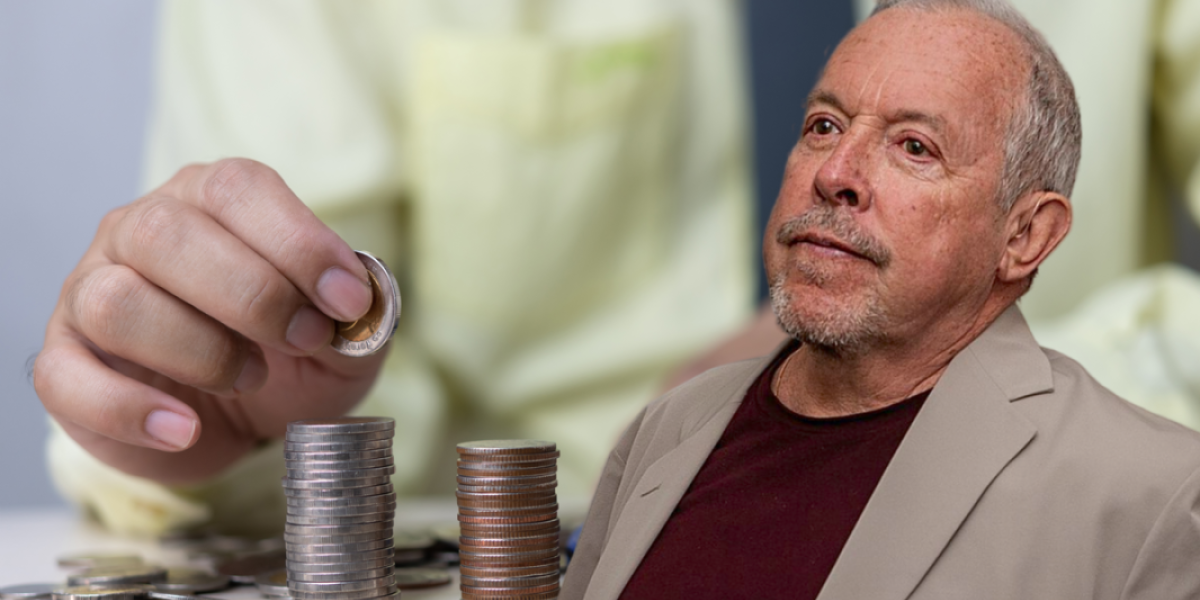 Макаревич* имеет пенсию 90 тысяч &ndash; и миллионы доходов в РФ за 4 года