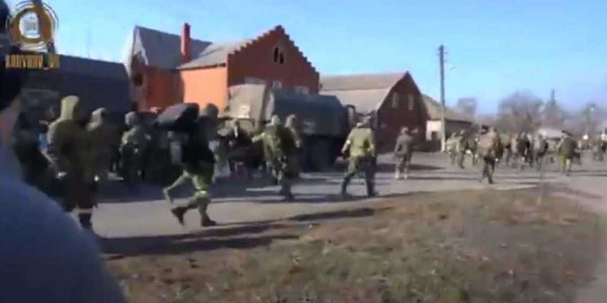 Кадыров показал кадры, как солдаты РФ помогают эвакуироваться жителям Мариуполя