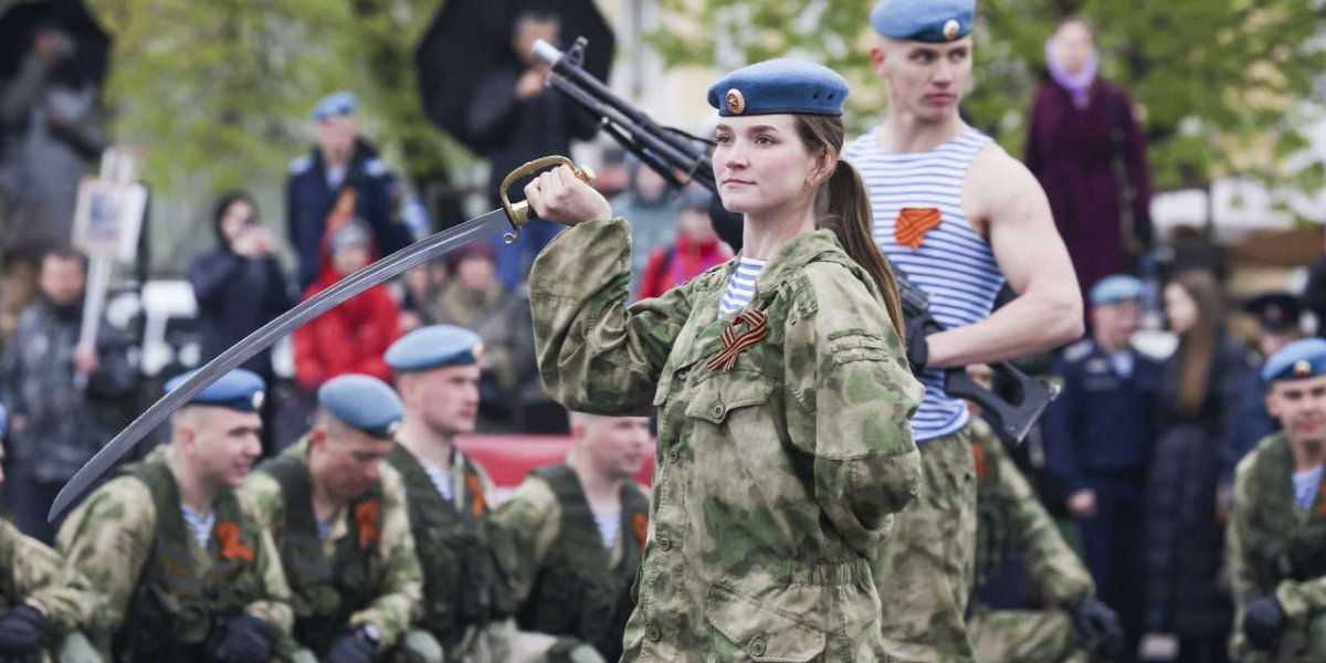 «Самое сильное оружие в мире!»: российские женщины-военные до глубины души удивили иностранцев на параде Победы
