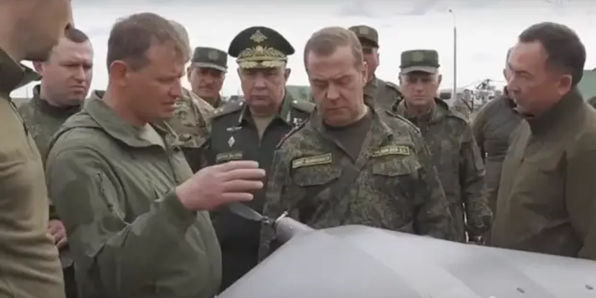 The Mirror: «Путин испытал новую ужасную ракету». Орешник-2 показали Медведеву