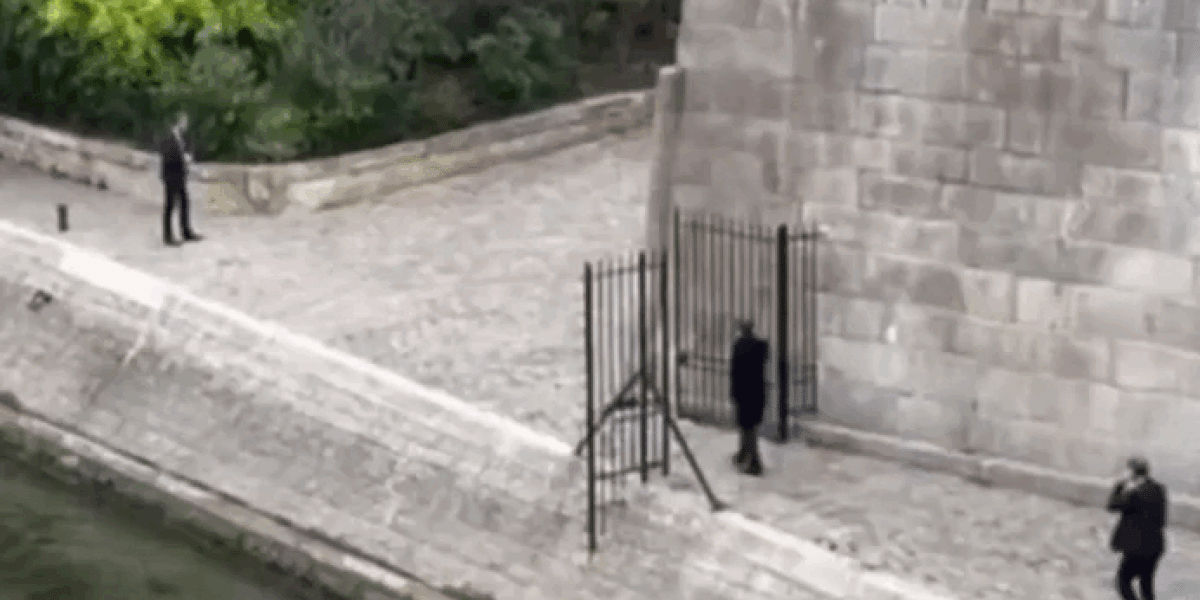 Вышвырнули вон! Кадры прогулки Макрона рассказали о многом Вышвырнули вон! Кадры прогулки Макрона рассказали о многом