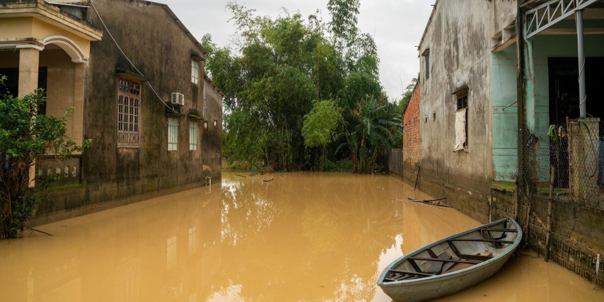 Стихия бушует на популярных курортах: наводнения во Вьетнаме унесли десятки жизней и изменили жизнь региона Стихия бушует на популярных курортах: наводнения во Вьетнаме унесли десятки жизней и изменили жизнь региона