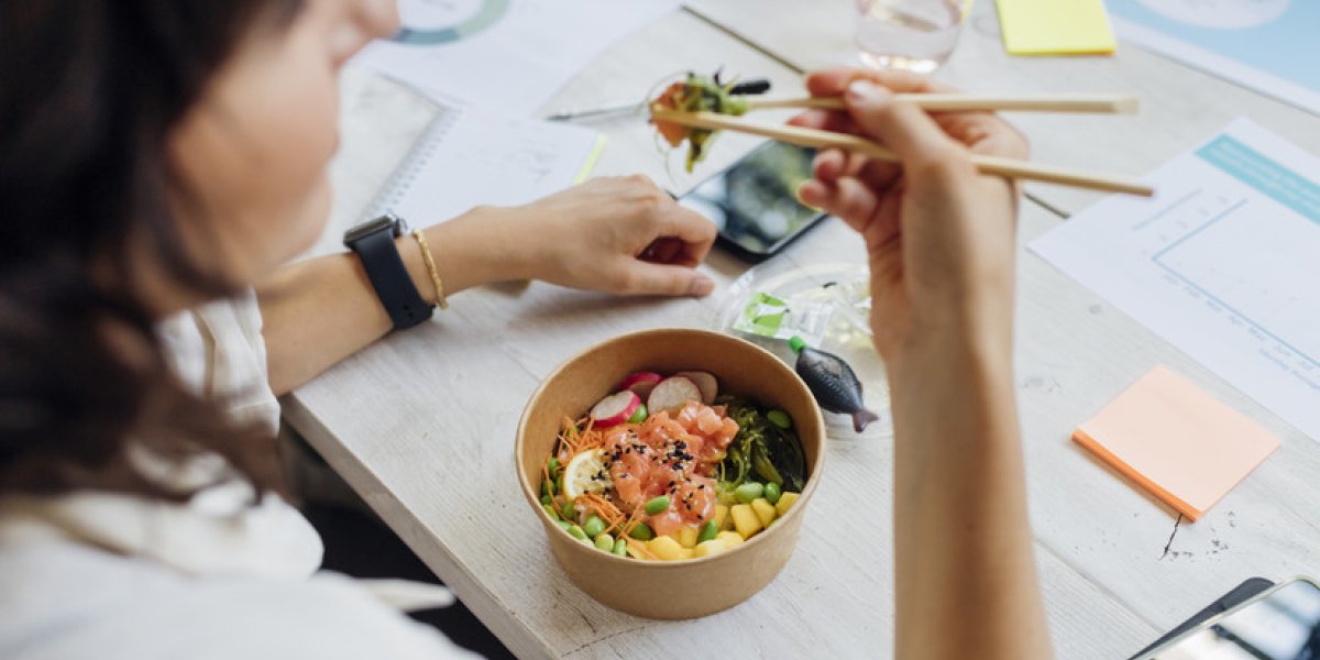 Съел сэндвич за компьютером — получи выговор? Юрист Роскачества объяснила, что грозит за еду на рабочем месте Съел сэндвич за компьютером — получи выговор? Юрист Роскачества объяснила, что грозит за еду на рабочем месте