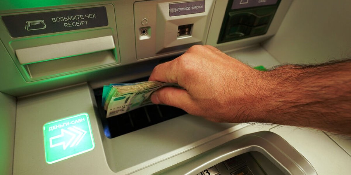 Банкоматы под замком: кому и почему ограничат доступ к крупным наличным Банкоматы под замком: кому и почему ограничат доступ к крупным наличным