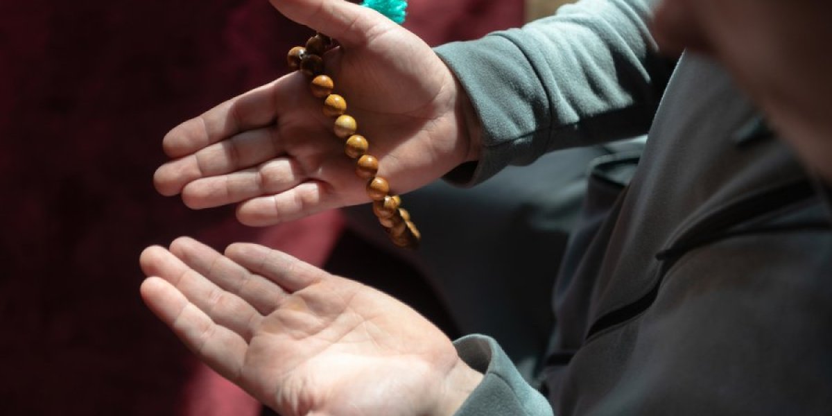 Мигранта выслали из России за публичный намаз Мигранта выслали из России за публичный намаз