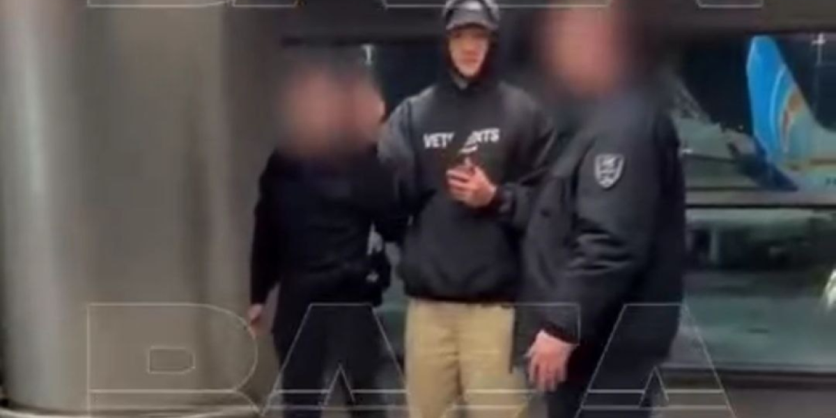 Сабурова выкинули из России прямо в аэропорту: «У меня здесь недвижимости на 60 млн. руб и тачки!» Сабурова выкинули из России прямо в аэропорту: «У меня здесь недвижимости на 60 млн. руб и тачки!»